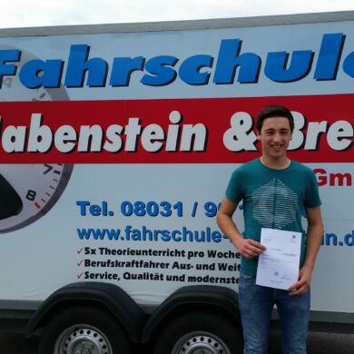 fahrschule-in-rosenheim-kolbermoor-bad-aibling-grokarolinenfeld-anhaenger-fuehrerschein-auto-fuehrerschein-simulator