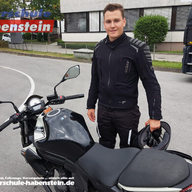 fahrschule-in-rosenheim-motorradfuehrerschein-aufstieg-a1-125ccm-motorrad-kawasaki