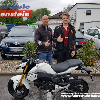 fahrschule-in-rosenheim-schechen-grokarolinenfeld-motorradfuehrerschein-125er