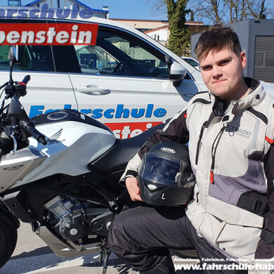 Herzlichen Glückwunsch zur bestandenen Prüfung Vinzenz! Fahrschule - Schechen - Klasse A1