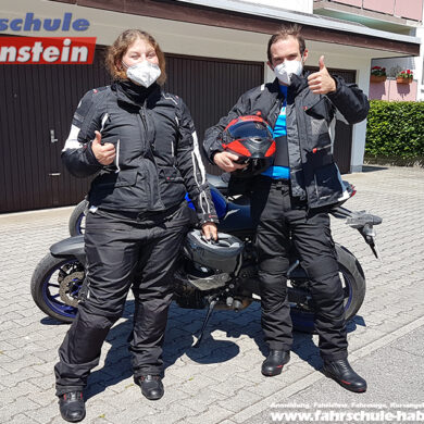 Herzlichen Glückwunsch zur bestandenen Prüfung liebe Jennifer und lieber Isidor! Fahrschule Habenstein und Breu GmbH